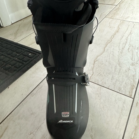 Top NOTCH Womans ski set up!! practically new bought jan2024!! Max 28hrs of use - Picture 9 of 16